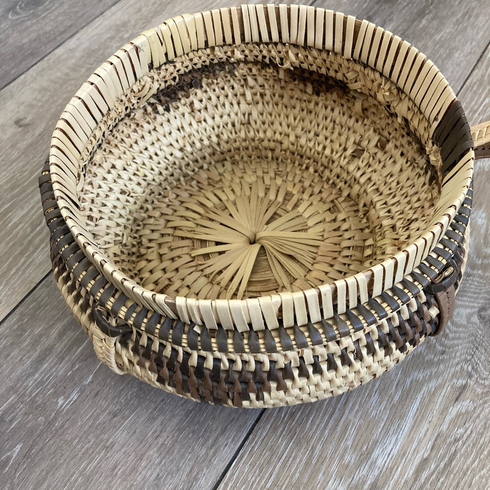 Woven basket with lid